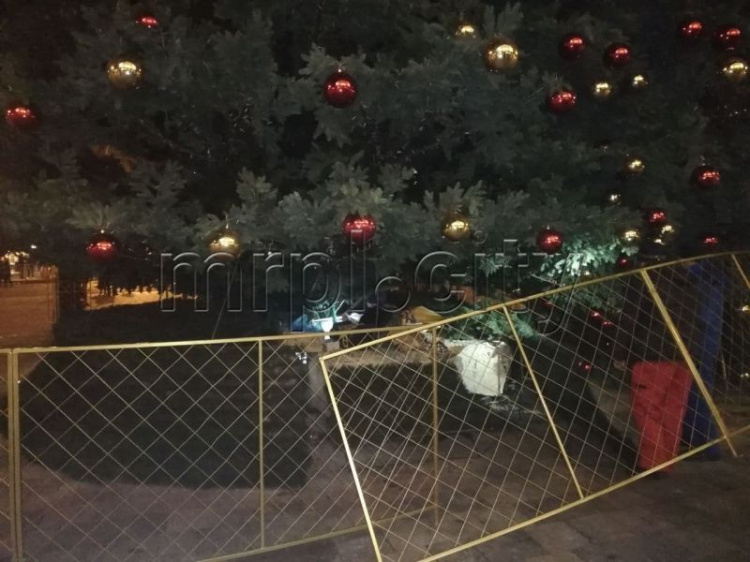 В Мариуполе упала главная елка города на драмтеатре (ФОТОФАКТ)