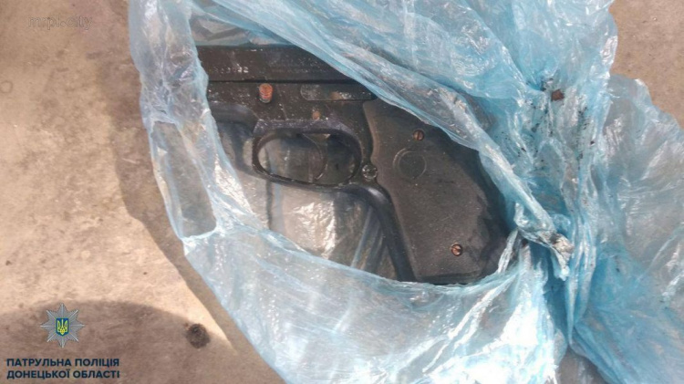 В Мариуполе оружие валялось на улице и его нашли дети (ФОТО)