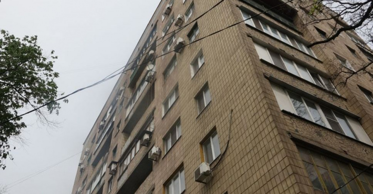 В Мариуполе с девятого этажа выпал мужчина: предполагают самоубийство (ФОТО)