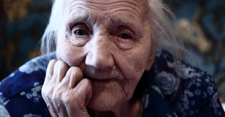 Мариупольские полицейские спасли 95-летнюю старушку (ВИДЕО)