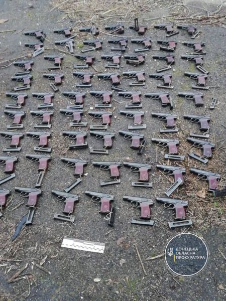 В Мариуполе нашли арсенал: в нем более 1600 гранат, 61 пистолет и 124 ящика с патронами
