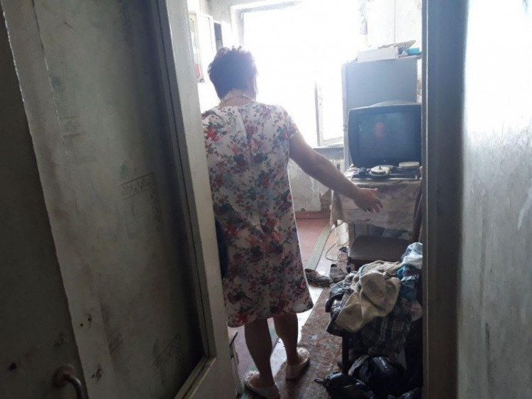 Мариупольский отец-одиночка развел в квартире антисанитарию (ФОТО)