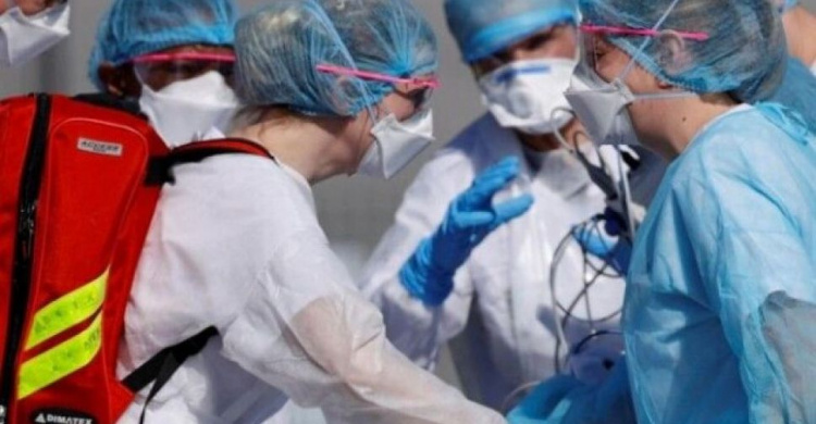 За сутки коронавирусом в Украине заболели почти 100 врачей