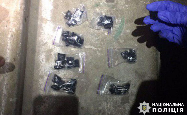 В Мариуполе у 18-летнего парня дома обнаружили наркотики (ФОТО)