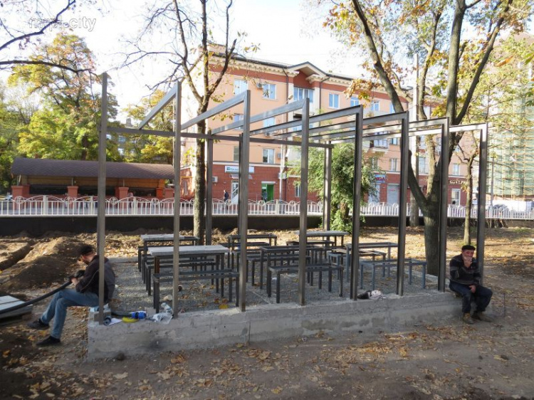 В центре Мариуполя для интеллектуалов строят павильон с гранитными столешницами (ФОТОФАКТ)