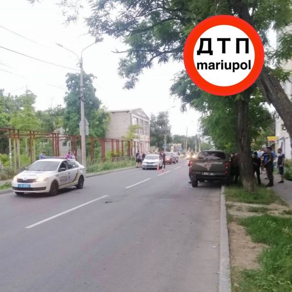 Мариупольцы окружили машину с пьяным военным, после резонансного ДТП на Восточном