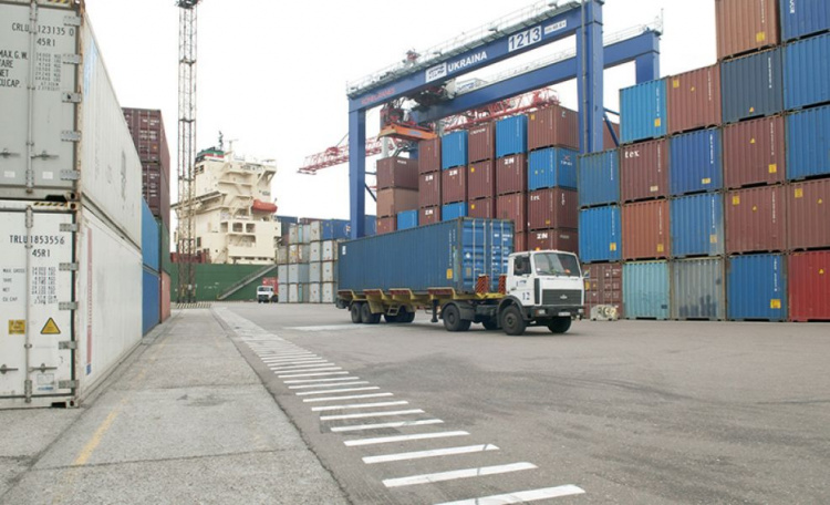 Впервые за 5 лет Мариупольский порт выбился в лидеры по перевалке грузов