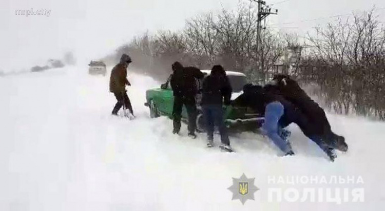 Полиция перекрыла дороги от Мариуполя в Запорожскую область из-за заносов (ФОТО+ВИДЕО)