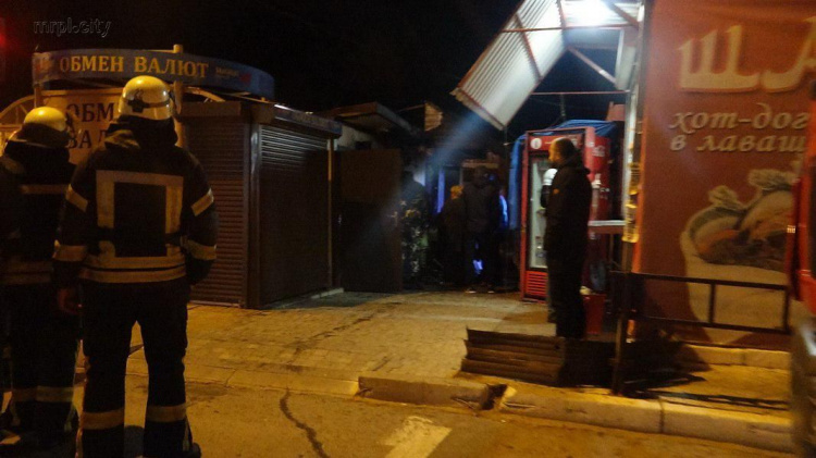 В Мариуполе произошел пожар: горели торговые точки (ФОТОФАКТ)