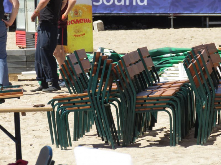 Генеральная уборка: после фестиваля коммунальные службы Мариуполя вывезли с «Песчанки» 13,5 тонны мусора (ФОТОФАКТ)
