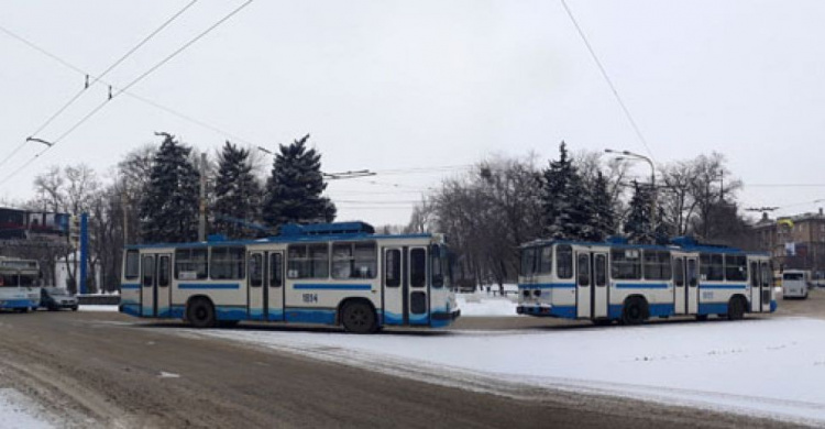 Мариуполь в снегах: как непогода отразилась на работе коммунального транспорта