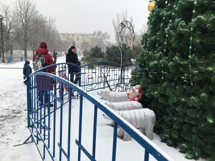 В День Святого Николая в Мариуполе выпал снег и открылись праздничные локации (ФОТО)