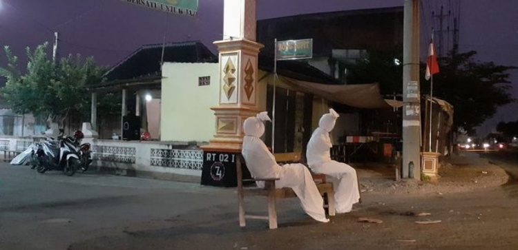 В Индонезии призраки помогают людям соблюдать режим карантина (ФОТО)