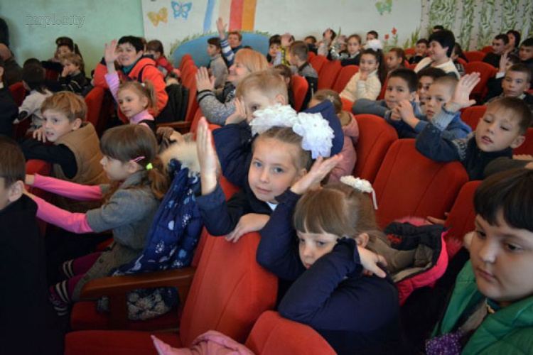 Мариупольские дети посетили с сюрпризом малышей на линии разграничения (ФОТО)