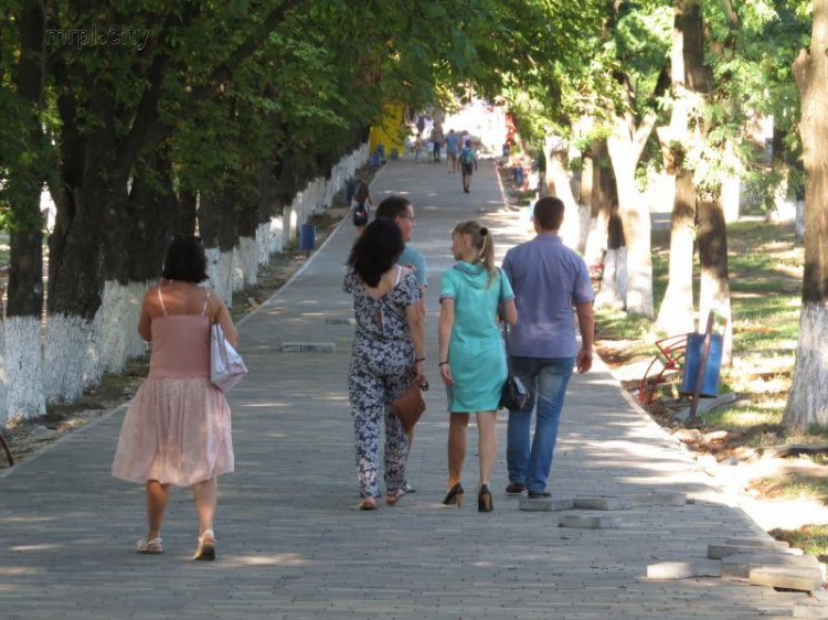 Популярную пешеходную зону Мариуполя украсил белый мрамор и новая плитка (ФОТОФАКТ)