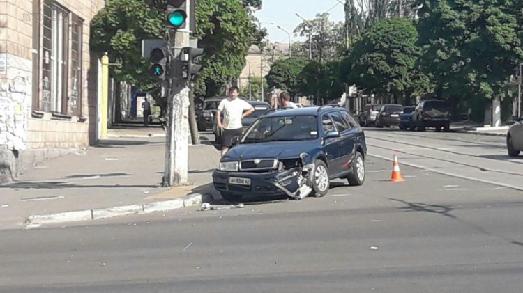 В центре Мариуполя маршрутка столкнулась с автомобилем (ФОТО)