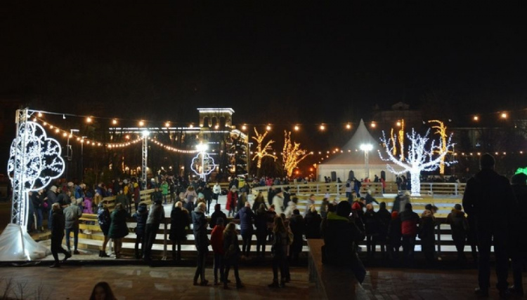 Пели в караоке и водили хороводы: как в Мариуполе прощались с новогодними праздниками (ФОТО)