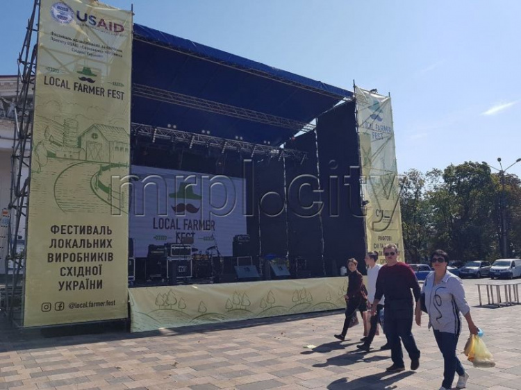 Сладости, колбасы и сыры: в центре Мариуполя стартовал фермерский фестиваль