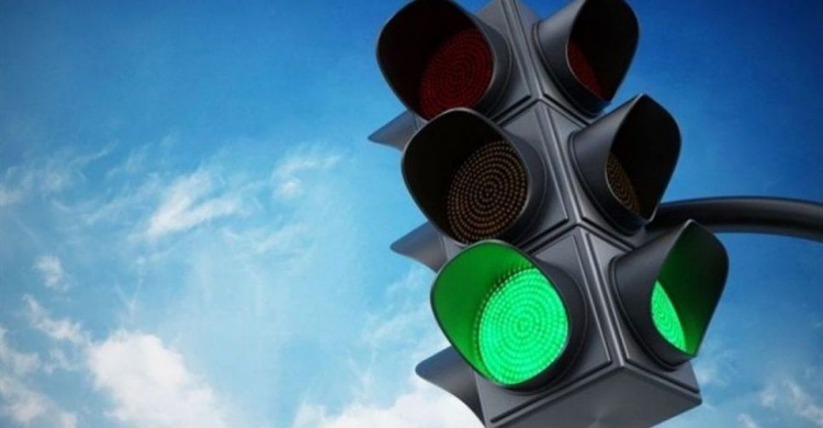 На аварийно-опасном участке дороги в Мариуполе установили светофор