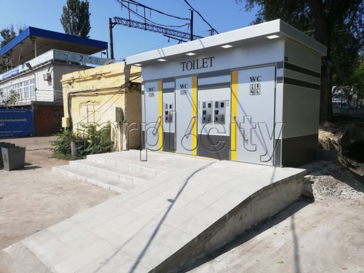 Рядом с обновленным пирсом Мариуполя появилась уличная мебель и модульный туалет