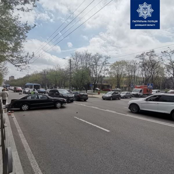 На аварийном перекрестке в центре Мариуполя снова столкнулись автомобили (ДОПОЛНЕНО)