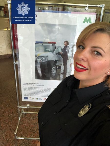Фотографию мариупольской патрульной показали на станции метро в Киеве (ФОТО)
