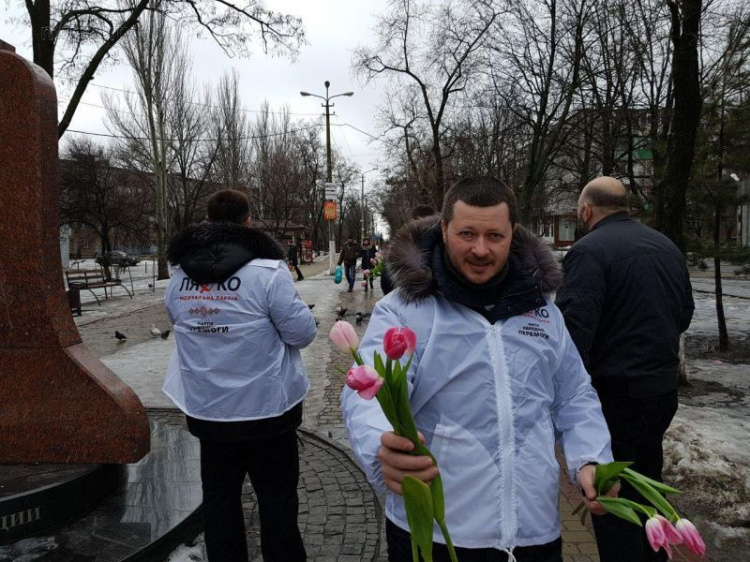 Люди в белом дарили мариупольчанкам цветы (ФОТО)