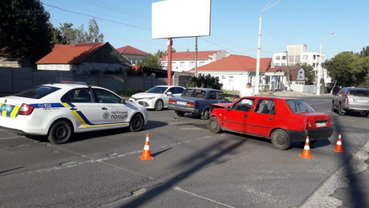 В центре Мариуполя столкнулись автомобили: есть пострадавший (ФОТО)