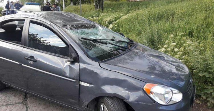 В Мариуполе перевернулся автомобиль: водитель спасала ребенка (ФОТО)