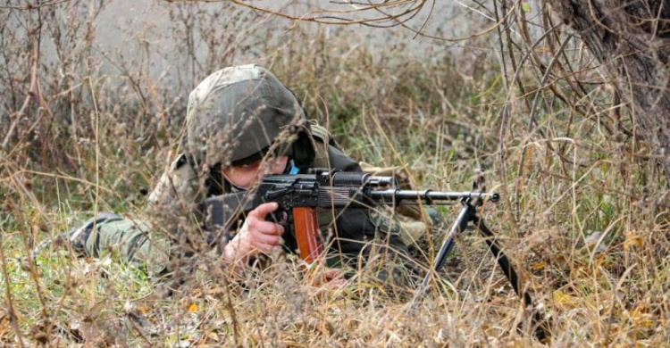 Пять бойцов ВСУ ранены в Донбассе. Под Мариуполем боевики открывают огонь и сбрасывают гранаты