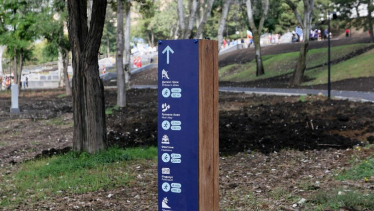 В мариупольском парке появились деревянные указатели на двух языках с QR-кодами