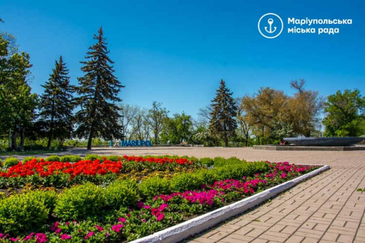«Живой» флаг Украины и греческий орнамент: с начала мая в Мариуполе высадили порядка 200 тысяч цветов (ФОТО)