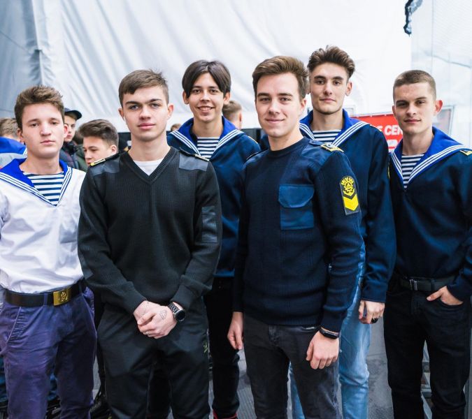 Будущие моряки лихо покатались на новой ледовой арене в Мариуполе