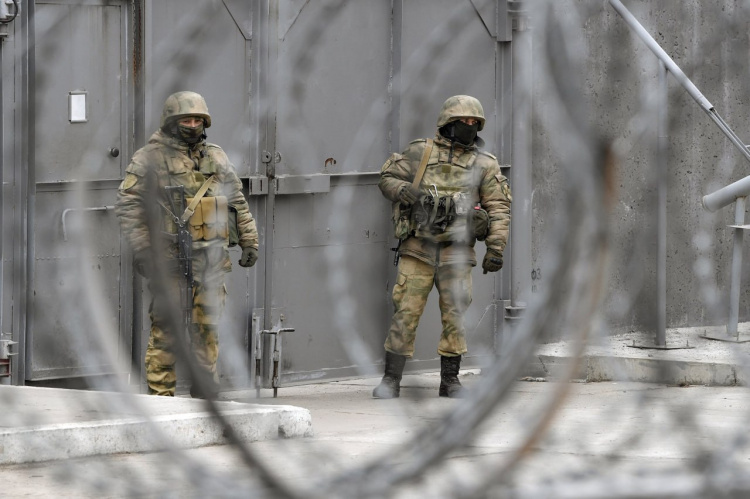 Акція «паники нет» - росіяни посилили охорону військових баз у Маріуполі