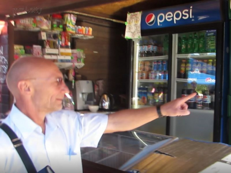 Администратор мини-кафе во время рейда в Мариуполе отгоняла инспекторов панелью киоска (ФОТО)