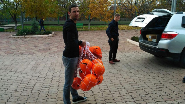 Дарио Срна провел тренировку и раздал подарки юным мариупольцам (ФОТОФАКТ)