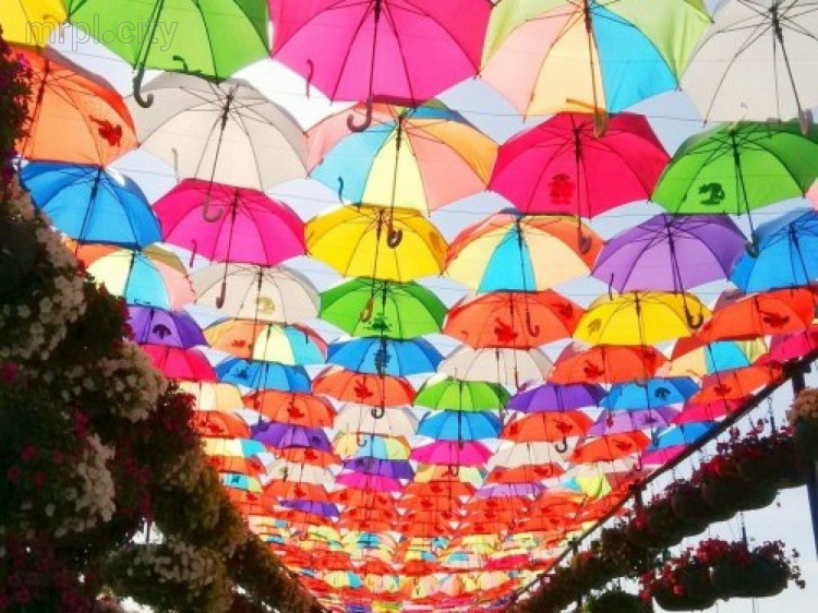 Побережье Мариуполя украсит аллея разноцветных зонтов «Umbrella»