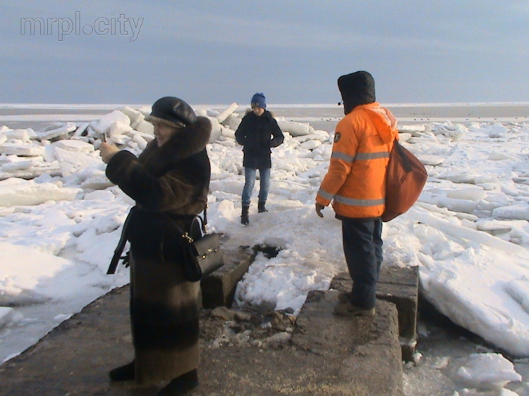 Мариупольские спасатели вернули с тонкого морского льда 38 человек (ФОТО)