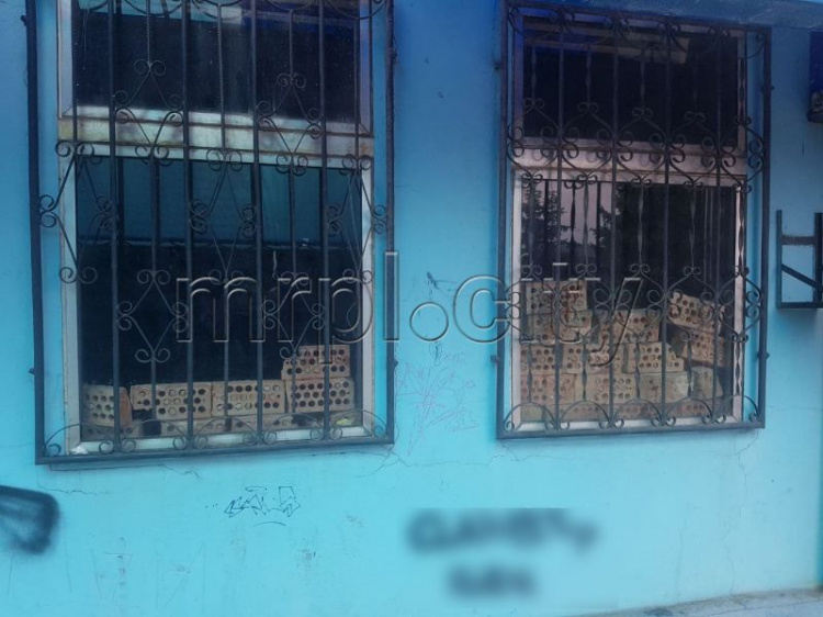 Бездомным и любителям выпить закрыли вход в заброшенное кафе в Мариуполе
