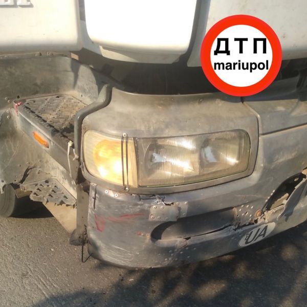 В Мариуполе легковой автомобиль въехал в столб из-за столкновения с фурой