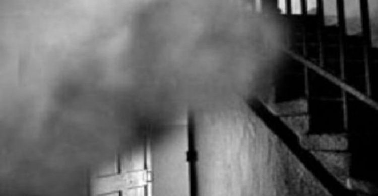 Густой дым и пламя вызвали воскресный переполох в мариупольской девятиэтажке