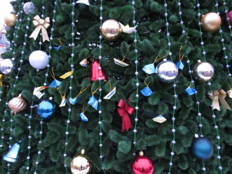 Главная елка Мариуполя дополнилась грустными украшениями (ФОТО)