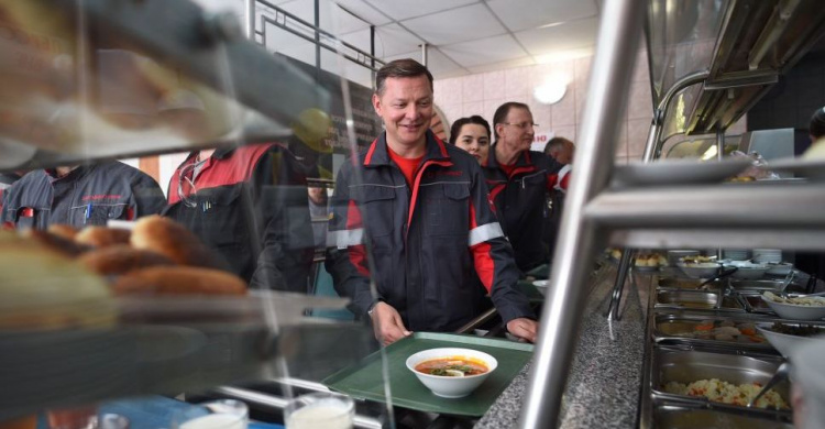 Олег Ляшко в Мариуполе встретился с металлургами и пообедал в заводской столовой (ФОТО)