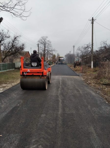 Аварийные дороги в Мариупольском районе восстанавливают и приводят в порядок