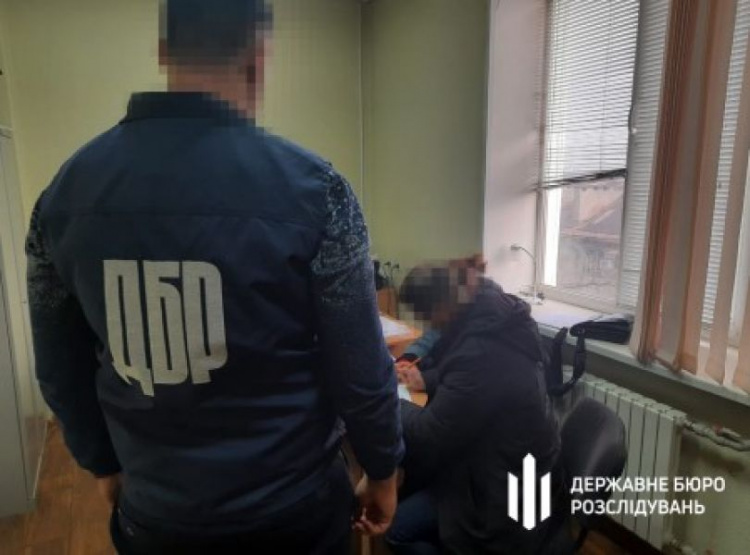 Афера на четверть миллиона: в Мариуполе полицейский и риелтор позарились на квартиру должницы (ДОПОЛНЕНО)