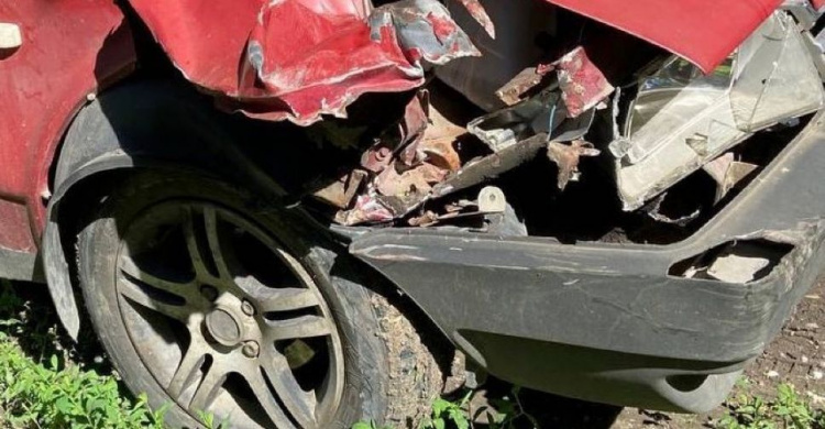 В Мариуполе водитель ВАЗа сбил пожилую пару и разбил два автомобиля (ВИДЕО)
