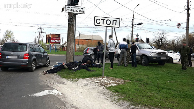 В Мариуполе полицейские провели спецоперацию по задержанию пятерых вымогателей (ФОТО)