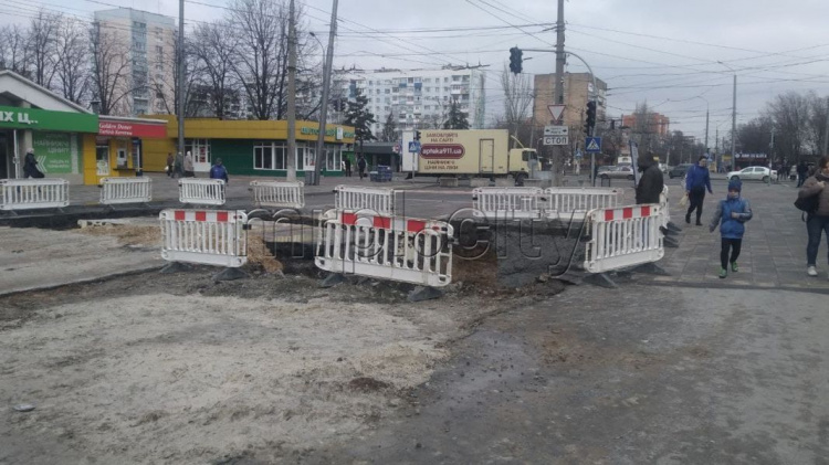 В центре Мариуполя меняют сотни метров водовода. Как проходят работы?