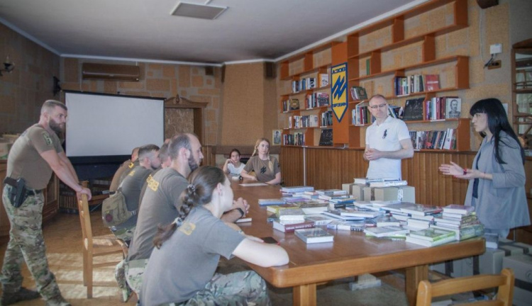 Библиотека для героев: Yakaboo передал украинским военным в Мариуполе 400 книг (ФОТО)
