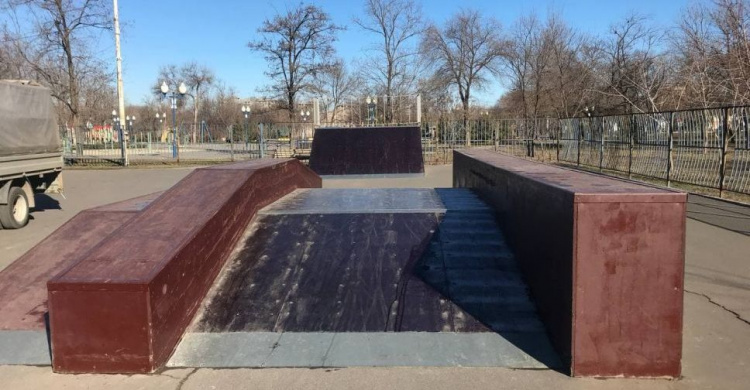 В мариупольском парке обновили испорченную вандалами скейт-площадку